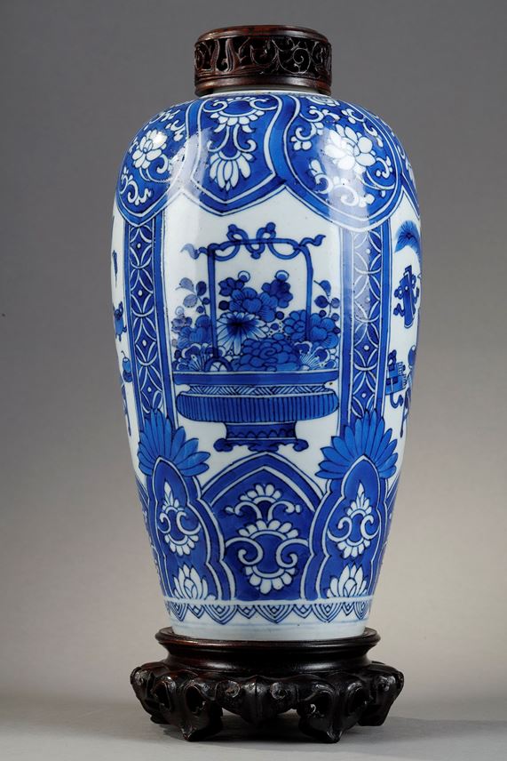 Vase porcelain blue and white decorated with flowers et mobilars objects | MasterArt